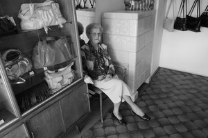 Getruda Wdowicka, Kościan, Rynek, sklep z galanterią – torebki. Pani Wdowicka rozpoczęła swoją działaność w tym miejscu 1 lutego 1957. Od początku sprzedawała tu galanterię włókieniczą, m.in. sweterki, rękawiczki, i.t.p. Dom ten ze sklapem kupił Jej ojciec Józefat Wdowicki w 1919r. sprzedając wyroby jubilerskie i zegarki. Od 1962r lub najpóźniej 1963 miał w tym miejscu także mały warsztat naprawy zegarków Jej brat Józefat Wdowicki (1927-2000, imię po ojcu). W latach 80. i 90. oprócz bapraw prowadził także skromną sprzedaż zegarków. 