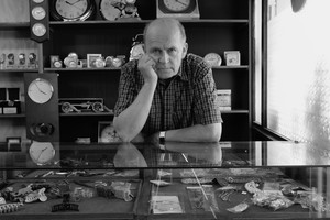 Marek Wdowicki, ul. Wrocławska 12?, przejął sklep i warsztat zegarmistrzowski po ojcu. Zegarmistrzem w rodzinie był także wujek Józefat Wdowicki mający swój punkt napraw zegarków w sklepie swojej siostry, Gertrudy Wdowickiej, na Rynku. 