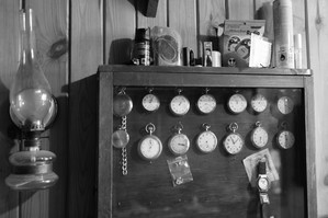 Marek Wdowicki, ul. Wrocławska 12?, przejął sklep i warsztat zegarmistrzowski po ojcu. 