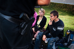 Kościan, godz. 9: aleja za Kauflandem. Policjanci sprawdzają czy młodzież nie wagaruje, i czy nie pije alkoholu