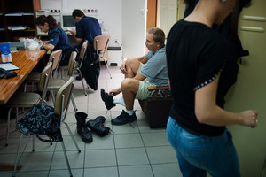 Szatnia ogniwa interwencyjnego, ok. godz. 15. Jedni do domu, drudzy do pracy