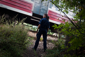 Kościan, godz. 17. Sierż. Patrycja Jurga kontroluje teren za targowiskiem, gdzie często spotykają się osoby pijące alkohol i zaczepiające spacerowiczów, 