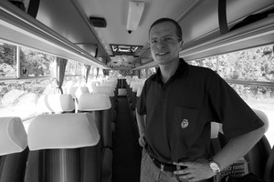  na zdjęciach kurs autobusu PKS LESZNO na trasie Kościan – Rąbiń  Kierowca na tej trasie jeździ bardzo rzadko, codzennie autobusem podjeżdza pod swój dom wieczorem i rano spod domu wyjeżdża do pracy tym samym autobusem, w ciagu miesiąca robi około 7 tysięcy km w trasie, praktycznie zna wszystkich pasażerów, bardzo lubi swoja pracę, miał propozycje wyjazdu za granicę jako kierowca , ale bardzo kocha swoją ojczyzne i nie zamierza jej opuścić. Syn tego kierowcy kultywuje tradycje rodzinne i też jest kierowca autobusu PKS w Kościanie