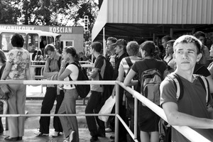 młodzież po skończonych lekcjach tłumnie zjawiła się na dworcu PKS i z niecierpliwością czeka na autobusy w kierunku swoim domów 