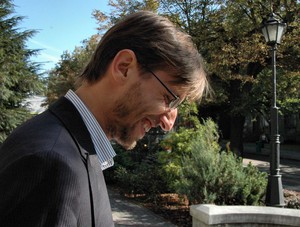 Kościan, godz. 9.55. Zastępca burmistrza Kościana Maciej Kasprzak wychodzi z urzędu... 