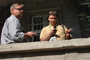 Kościan, godz. 10,35 Redaktorzy Jacek Marciniak i Paweł Sałacki na papierosku po spotkaniu u starosty