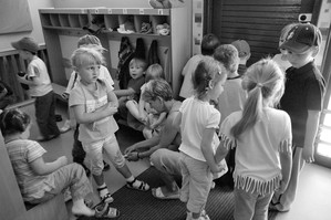 Kościan, godz. 11,26 lektura na przedpołudniowym spacerze – skwer przy ul Moniuszki