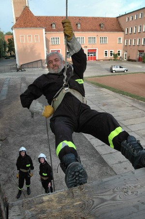 Kościan, godz. 18,13. Prezes OSP Kościan Kazimierz Mocek ćwiczy z młodzieżą  na wspinalni   