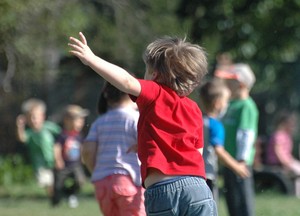 mon6 Kościan, Samorządowe Przedszkole nr 2. Tak latają ,,Biedronki’’ na przedszkolnym placu zabaw 