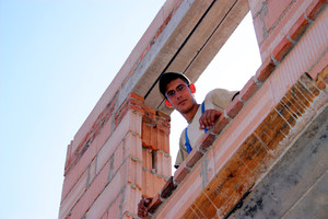 Kościan, ulica Kościelna, godz. 12.32  Piotr Szymkowiak przy budowie kamienicy...