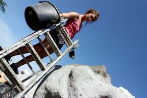 Ewa Kozubal z Poznania na ,,czubku'' ukwiała.  Za kilka miesięcy zamieszkać ma w nim  Syrenka. Kościan, Nenufarklub – plac budowy ,,Świata Bajek''. Godz. 13.3