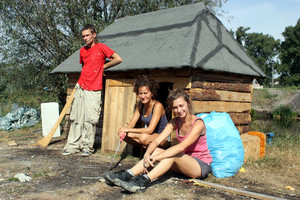 Chata rybaka z ,,O rybaku i złotej rybce'', a przed nią artyści - twórcy ,,Świata Bajek'' w Nenufarklubie -Paweł Ziemmermann, Ewa Bone i Ewa Kozubal. Godz. 13.53