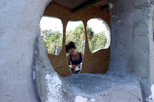 Dyniowa karoca dla Kopciuszka wyczarowywana przez  Ewę Bone z Poznania. Kościan, Nenufar klub – plac budowy ,,Świata Bajek''. Godz. 13.39