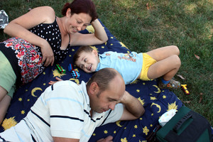 Dzień na trawie: Ewelina, Maciej, Mikołaj i ,,Ciuchcia Tomek''. Kościan, Nenufarklub godz. 14.06