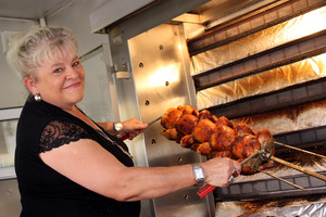 Maria Zakrzewska z Kościana z ,,budy'' z kurczakami przy ulicy Piłsudskiego w Kościanie. Pracuje w piekarni kurczaków od dwóch lat. - To moja najlepsza praca w życiu  – mówi. - I mam tu najlepsze i najtańsze kurczaki w Kościanie!  Godzina 15.23