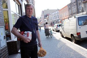 Ulica Piłsudskiego w Kościanie, godz. 15.46 – redaktor Jerzy Zielonka wraca z zakupów