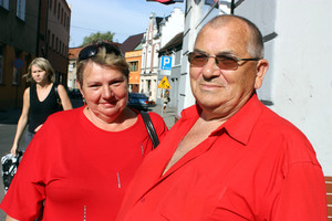 Maria i Przemysław Andrzejewscy (bojownicy o spłatę zaległych wynagrodzeń pracowniczych zamkniętej na początku wieku Spółdzielni Inwalidów ,,Polmet'') na zakupach.  Kościański Rynek godz. 15.57