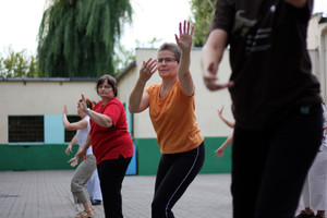 Kościan, boisko Zespołu Szkół nr 4. Cotygodniowe zajęcia Tai Chi prowadzone w Kościanie od kilku lat przez Stowarzyszenie Taoistycznego Tai Chi w Polsce. 