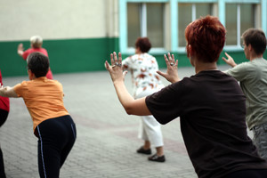 Kościan, boisko Zespołu Szkół nr 4. Cotygodniowe zajęcia Tai Chi prowadzone w Kościanie od kilku lat przez Stowarzyszenie Taoistycznego Tai Chi w Polsce. 