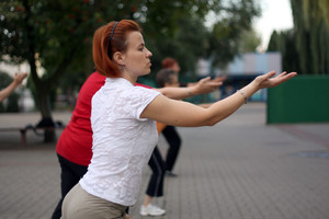 Kościan, boisko Zespołu Szkół nr 4. Cotygodniowe zajęcia Tai Chi prowadzone w Kościanie od kilku lat przez Stowarzyszenie Taoistycznego Tai Chi w Polsce. 