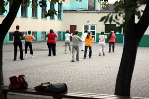 Kościan, boisko Zespołu Szkół nr 4. Cotygodniowe zajęcia Tai Chi prowadzone w Kościanie od kilku lat przez Stowarzyszenie Taoistycznego Tai Chi w Polsce. 