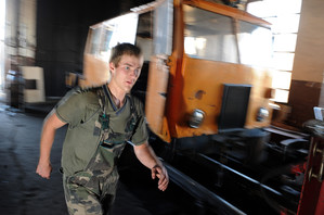 Warsztat naprawczy Śmigielskiej Kolei Dojazdowej. Trwa malowanie lokomotywy, tak zwanego 