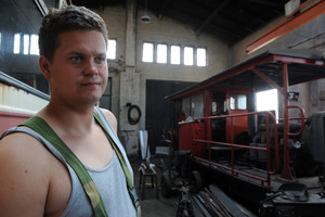 Pan Krzysztof z ekipy elektryków w warsztacie śmigielskiej wąskotorówki. 