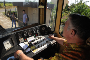 Pan Stanisław jest maszynistą śmigielskiej wąskotorówki. Pochodzi z Krośniewic w województwie łódzkim. Do pracy w Śmiglu został delegowany do czasu osiągnięcia wieku emerytalnego 