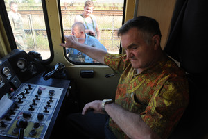 Pan Stanisław jest maszynistą śmigielskiej wąskotorówki. Pochodzi z Krośniewic w województwie łódzkim. Do pracy w Śmiglu został delegowany do czasu osiągnięcia wieku emerytalnego 