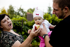 Kościan. ,,Jabłkobranie''  naszej córki Milenki w naszym ogrodzie. Fot. Hanna i Marek Majchrzak