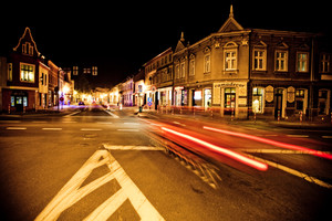 Kościan, godz. 22.08. Skrzyżowanie ul. Poznańskiej, Piłsudskiego, Grodziskiej i Gostyńskiej. Widok na romontowaną ul. Piłsudskiego.  Fot. Hanna i Marek Majchrzak