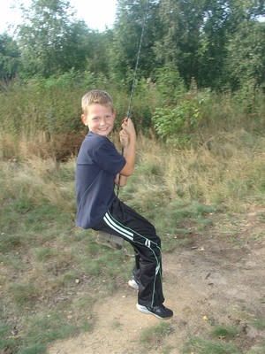 Autor: Sławomir Ostrowski. Syn Szymon na huśtawce  w Cichowie.