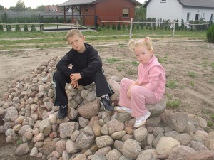Autor: Justyna Ostrowska. Moje dzieci Natalia i Szymon na działce  w Cichowie