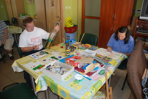 Autor: Krzysztof  Ostrowski. Podopieczni Środowiskowego Domu Samopomocy  w Krzywiniu podczas zajęć