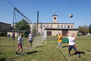 Autor: Krzysztof Ostrowski. Podopieczni Środowiskowego Domu Samopomocy  w Krzywiniu podczas zajęć