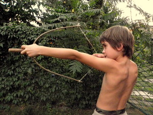 Konrad i łuk. Fot.Julia Tycner, 09.09.09, mój brat Konrad podczas zabawy w wojownika na ogrodzie przy Ul.Sienkiewicza 19.