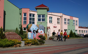 Fot. Joanna Maciejewska (z Koła FOTO-WIDEO działającego przy Gimnazjum im. Jana Pawła II w Starych Oborzyskach) Przed wejściem głównym do naszej szkoły. W niedzielę (05.09.09) w Starych Oborzyskach odbyły się gminne dożynki – stojąca przed gimnazjum  słomiana „para” była jedną z wielu ozdób tej imprezy
