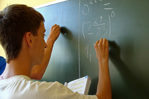 Fot. Agnieszka Owsianna (z Koła FOTO-WIDEO działającego przy Gimnazjum im. Jana Pawła II w Starych Oborzyskach) Marcin Ruskowiak podczas lekcji matematyki w oborzyskim gimnazjum