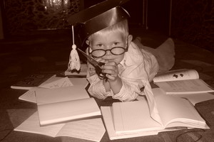 Fot. Agnieszka Owsianna (z Koła FOTO-WIDEO działającego przy Gimnazjum im. Jana Pawła II w Starych Oborzyskach) Wiktorek Dekarz (lat 2,5) podczas zabawy w studenta – Sepienko