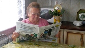 Fot. Milena Jędrasiak (z Koła FOTO-WIDEO działającego przy Gimnazjum im. Jana Pawła II w Starych Oborzyskach) Zofia Naskręt podczas cotygodniowej lektury – Stare Oborzyska