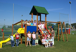 Fot. Milena Jędrasiak (z Koła FOTO-WIDEO działającego przy Gimnazjum im. Jana Pawła II w Starych Oborzyskach) 6-latki (z Zespołu Szkół Gminy Kościan Przedszkole i Szkoła Podstawowa w Starych Oborzyskach), grupa „Zajączków” z wychowawcą panią Alicją Bielak na miejscowym placu zabaw