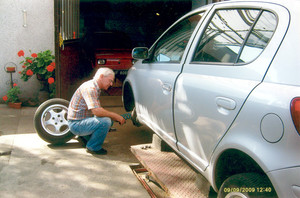 Fot. Danuta Wichtowska. Mój mąż Adam podczas pracy w warsztacie samochodowym przy ul. Zielonej 19 w Kościanie