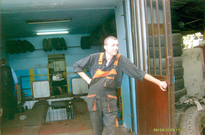 Fot. Danuta Wichtowska. Artur Wieczorek w pracy w  warsztacie samochodowym przy ul. Zielonej 19 w Kościanie