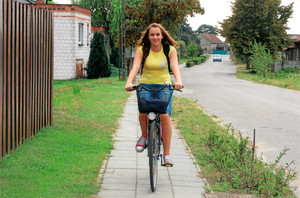 Fot. Szymon Kaźmierczak. Ulica Słoneczna w Kiełczewie. Powrót córki Natalii ze Szkoły Podstawowej nr 4 w Kościanie. 