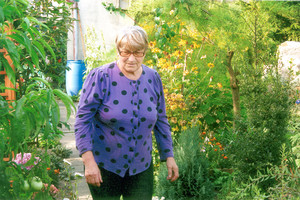 Fot. Roksana Majorczyk. Moja babcia Janina podczas prac w ogrodzie przy ul. Nowowiejskiego w Kościanie. 