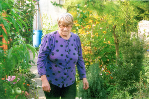 Fot. Roksana Majorczyk. Moja babcia Janina podczas prac w ogrodzie przy ul. Nowowiejskiego w Kościanie. 