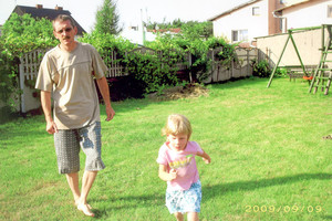 Fot. Mirosława Włodarczak. Moja córeczka Oleńka z tatusiem Maciejem podczas zabawy na przydomowym placu zabaw w Głuchowie.