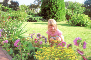 Fot. Mirosława Włodarczak. Moja czteroletnia córeczka Oleńka podczas zabawy w ogródku. Zdjęcie wykonałam w Głuchowie. 