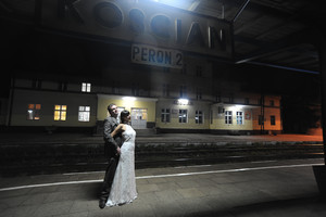 Fot. Filip Bączkiewicz. Daria i Albert nocą. Dworzec PKP w Kościanie