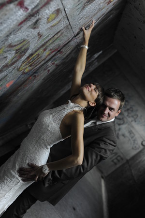 Fot. Filip Bączkiewicz. Daria i Albert nocą. Dworzec PKP w Kościanie